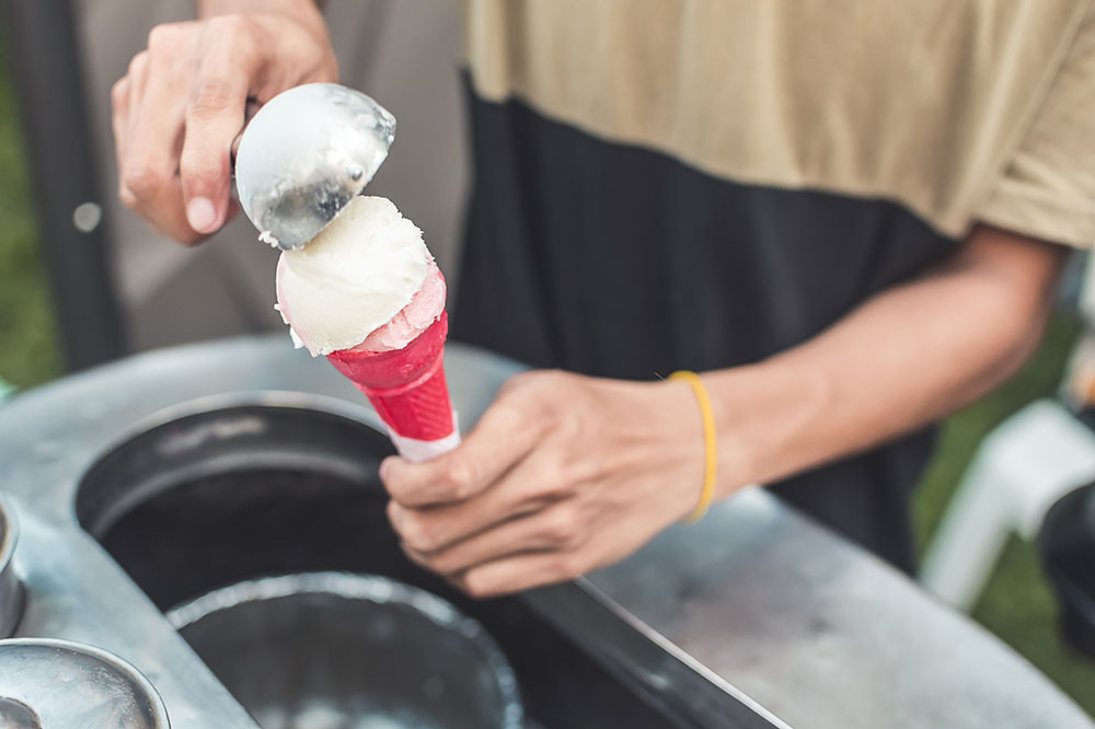 neben- oder minijobber eisverkaeufer