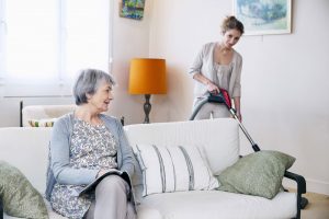 © Lydie - Fotolia.com Nebenjob als Haushaltshilfe für Senioren