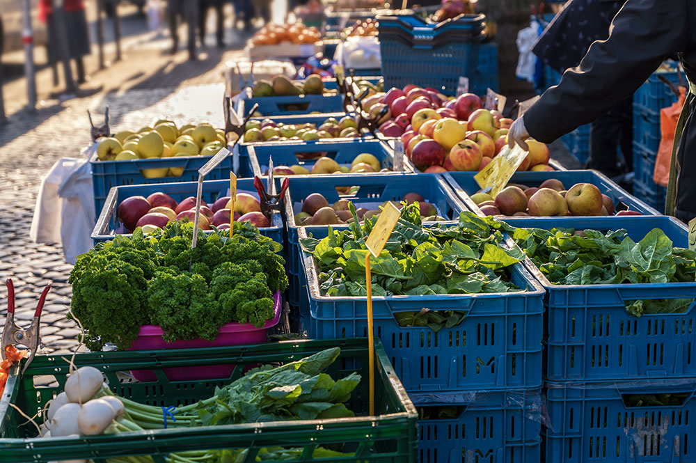 einkaufen gehen auf dem wochenmarkt