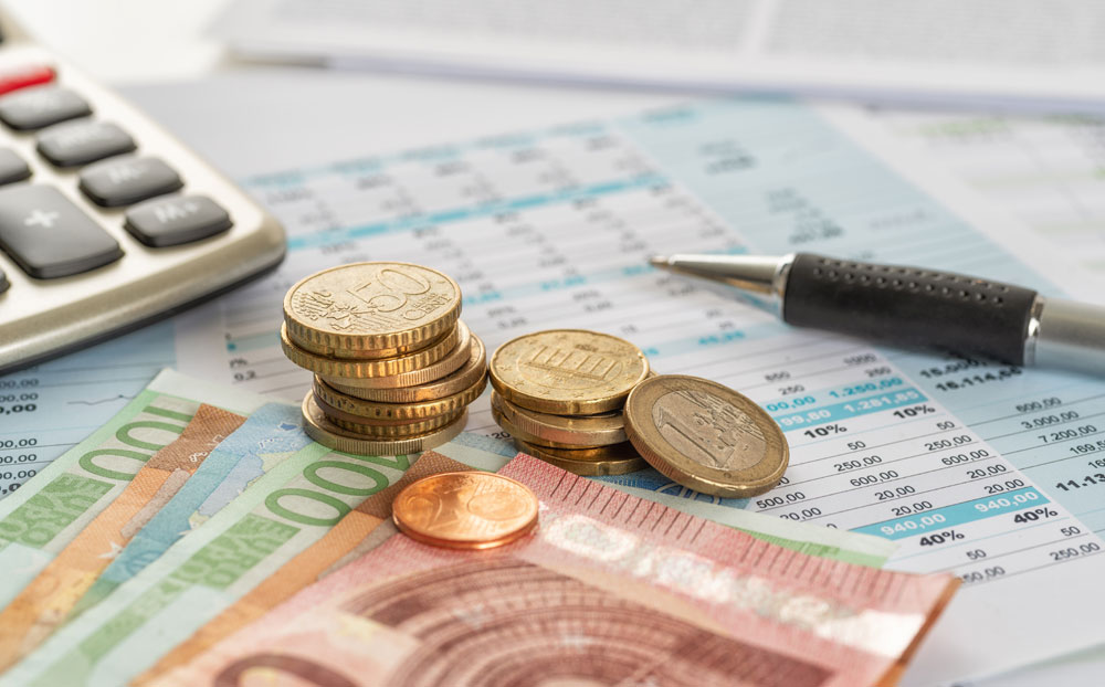 finanzierungsplan auftsellen mann stellt finanzierungsplan auf