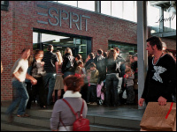 Second-Hand-Shop für Möbel oder  Kleidung - Preiswert einkaufen und Geld sparen